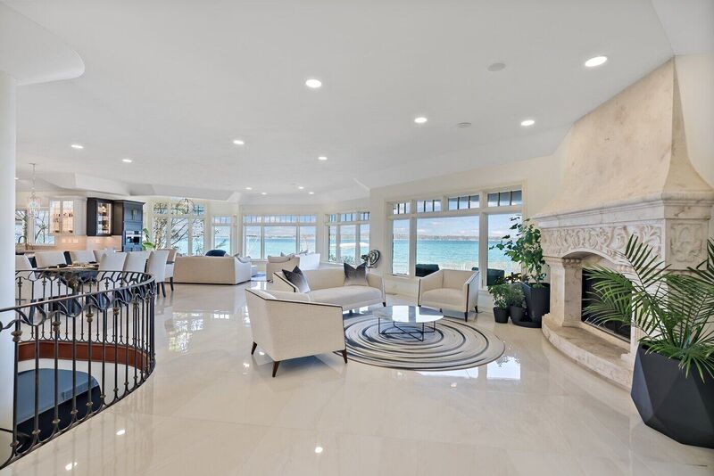 Lakefront Residence